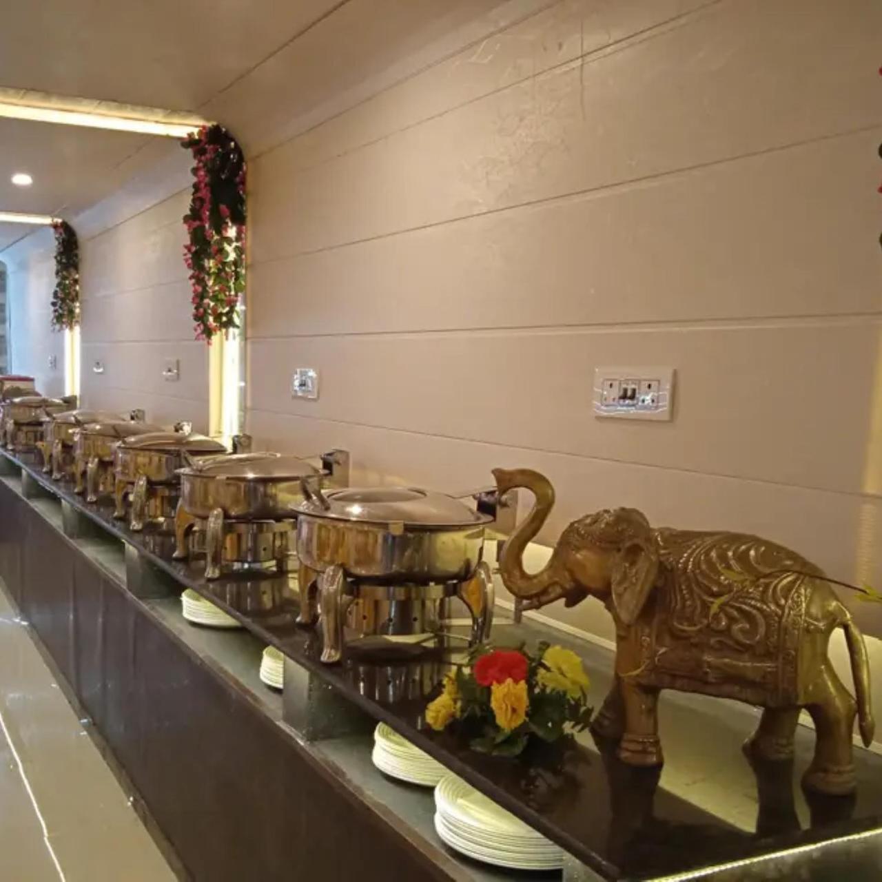 New Kumar Hotel & Banquet 勒克瑙 外观 照片